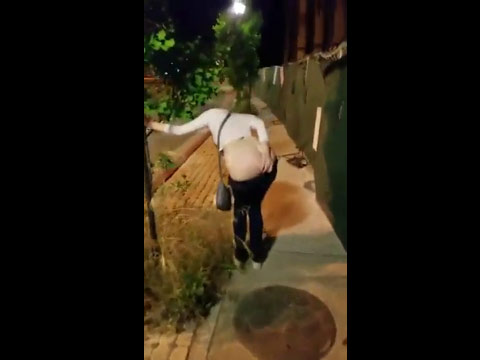 Pareja en plena calle echando un rapidin