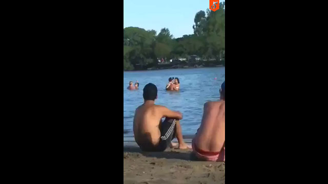 Pareja en publico teniendo sexo en la planta