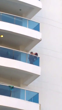 Pareja follando en el balcón del edificio