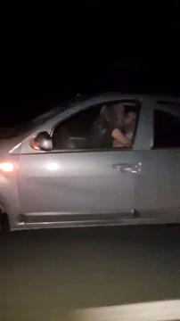 Pareja pillada en la carretera follando en un coche en marcha