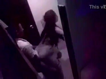 Pareja pillada follando en la discoteca