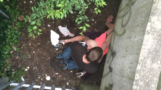 Pareja pillada teniendo sexo debajo del puente