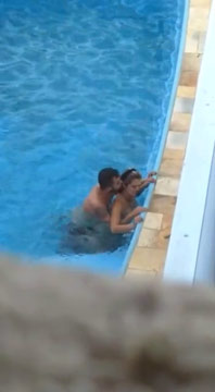 Pareja pillada teniendo sexo en la piscina del hotel