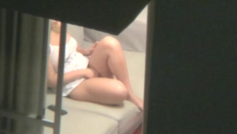 Pillando a la vecina en bragas viendo la tele en la sala