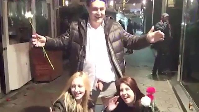 Putas pagando en plena calle en la fiesta de la ciudad