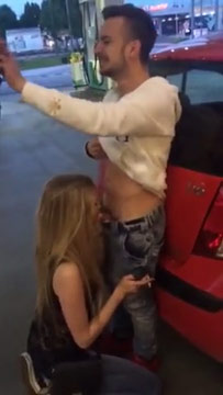 Rubia dando mamada en la gasolinera