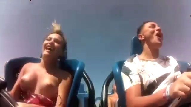 Rubia de pechos pagados en la montaña rusa