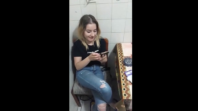 Rubia haciendo una mamada y hablando por celular