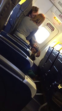 Rubia pillada masturbándose en el avión