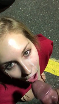 Rubia recibiendo corrida en el estacionamiento