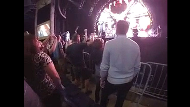 Rubia se la chupó a su novio en pleno espectáculo