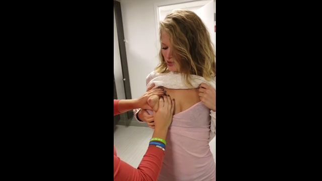 Rubia traviesa deja que su amiga le chupe la leche materna