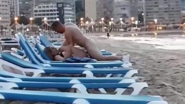 Se muestra a una pareja follando en una playa pública