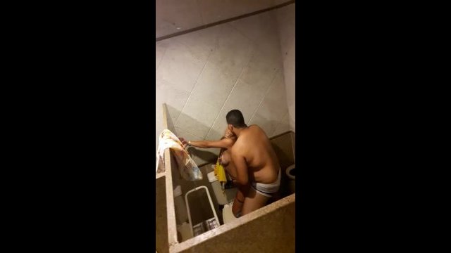Sexo brutal pillado en el baño con la caliente Andressa 2017