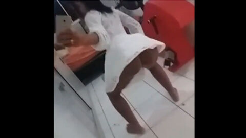 Stefanie Jellybean celebridad de Instagram sacudiendo su Popó gigante provocando a sus seguidores