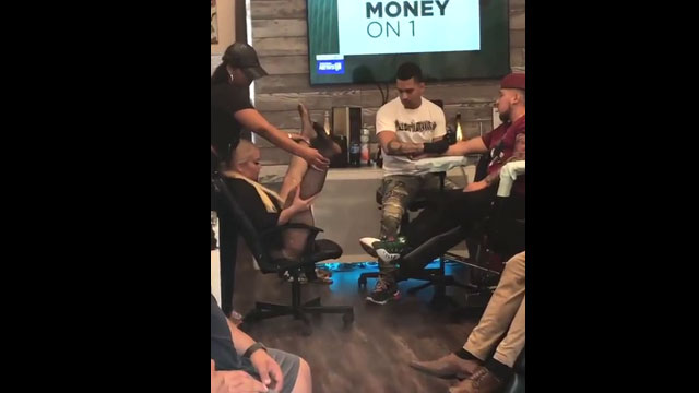 Tatuador haciendo tatuaje realista de un coño