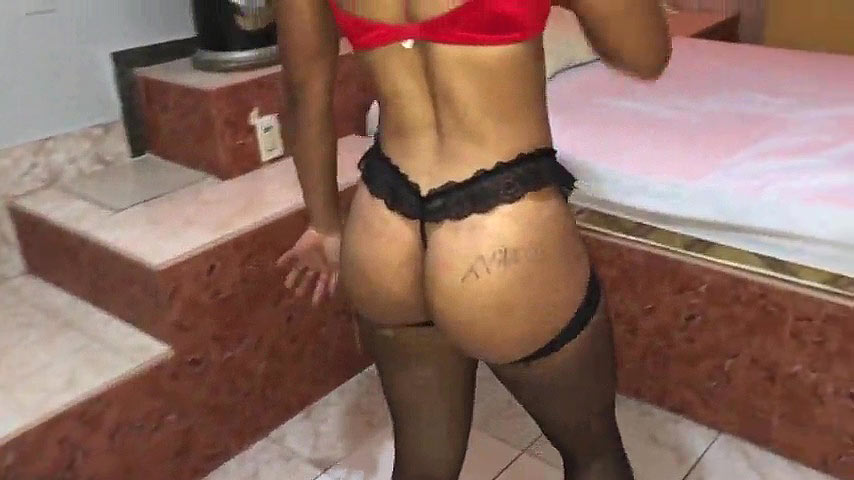 Teniendo sexo en el motel con una mulata bucetuda