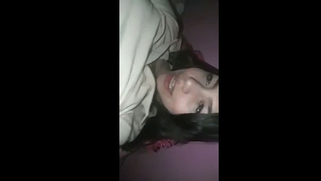 Tetona con frenillos masturbándose