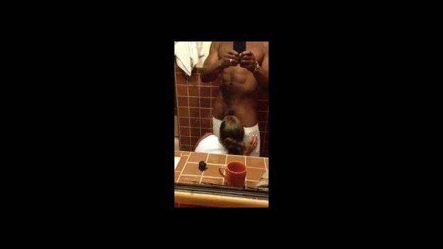 Traviesa tragándoselo todo en el baño