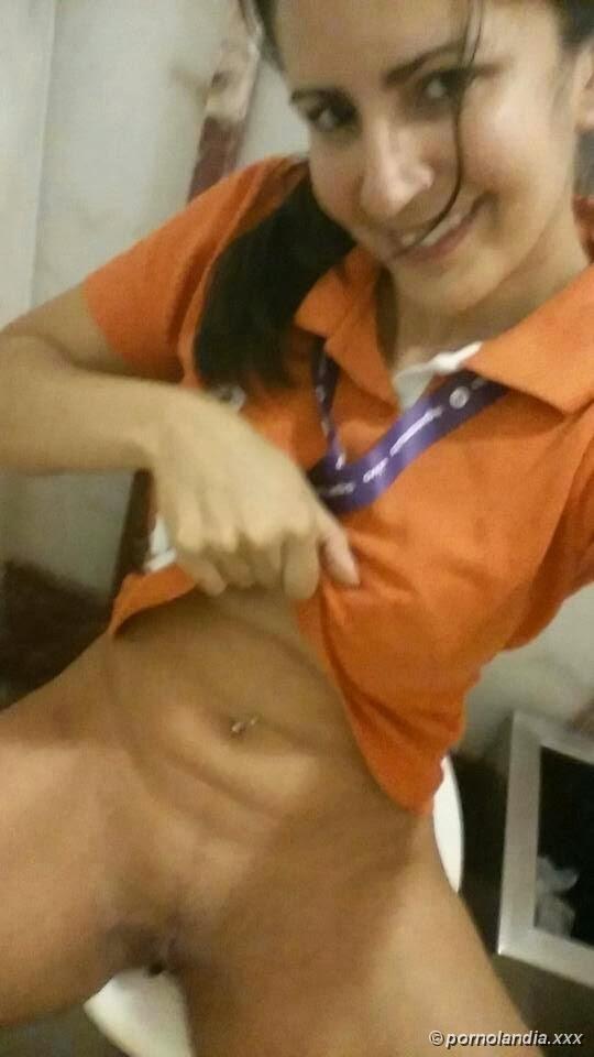Asistente de Vivo se tomó fotos desnuda en el trabajo y salió en la red - Foto 17413