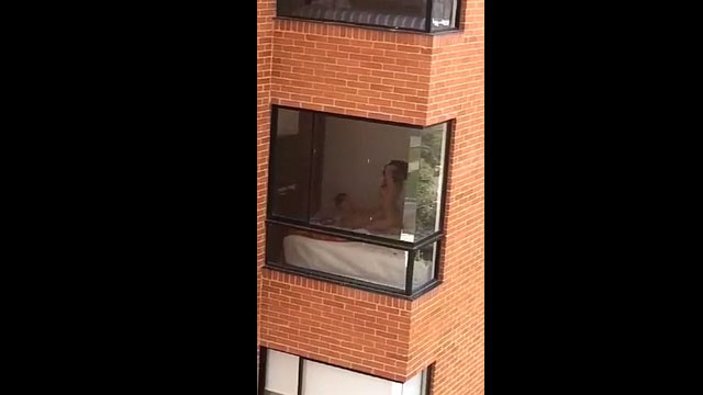Vecina pillada teniendo sexo a través de la ventana de cristal