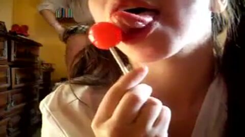 2 jóvenes colegialas chupando piruletas