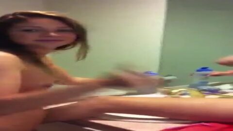 AFEITANDO EL COÑO DE UNA AMIGA CALIENTE