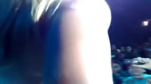 AGNES MARCHIONI QUITÁNDOSE LA ROPA EN EL ESPECTÁCULO