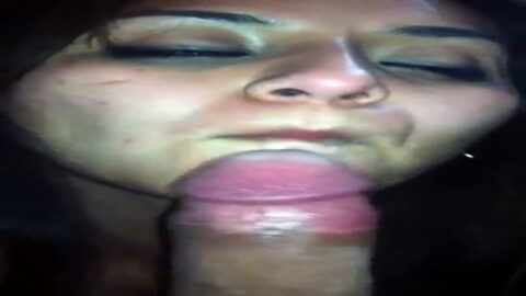 Adolescente borracho dando mamada