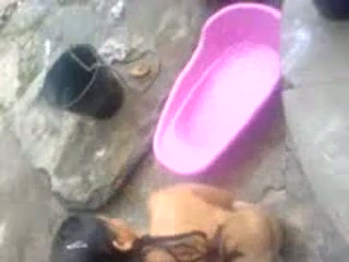 Afeitándose el coño en el patio trasero, filmado en el acto, apareció en línea