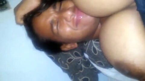 Ai ki sono - morena tetona desnuda