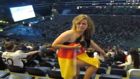 Alemana desnuda en las gradas en público - totalsexy.com.br