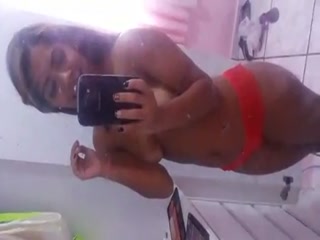 Amanda, una joven morena de Manaos, filmándose en el espejo se conectó