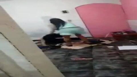 Amante siendo golpeado por su esposa