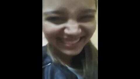 Amigas lesbianas enseñando a Giovanna a chupar pollas - VIRALWHATS.COM