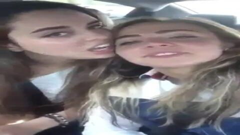 Amigos liberales besándose en el coche.