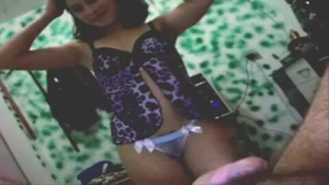 Aninha en una mamada tragándose una polla entera