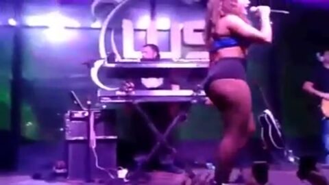 Anitta, 21 años, con shorts ajustados bailando en el show.