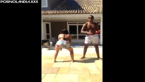 Anitta en bikini bailando sensualmente en un video de sus vacaciones