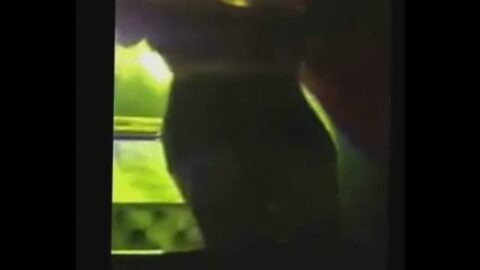 Bailando en una discoteca con falda corta.