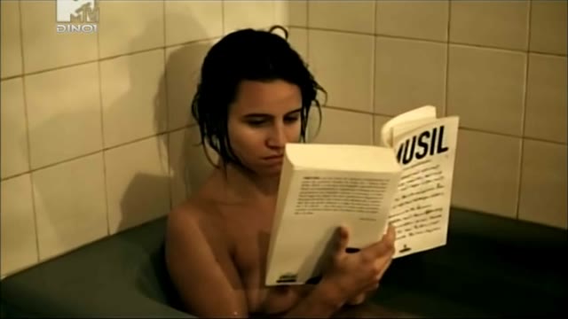 Bianca Comparato desnuda en A Menina Sem Qualities