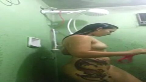 Branquinha tatuada de Sergipe desnuda en el baño filtrada en la red