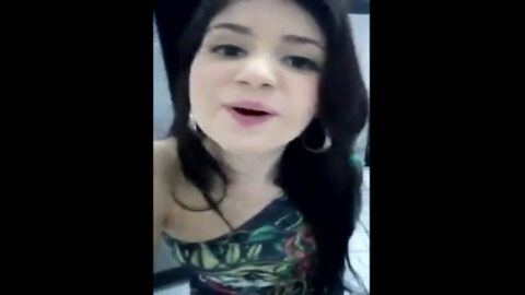 Britney Bitch entreteniendo al grupo en video casero