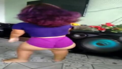 Bruna con un gran culo moviéndose caliente se conectó