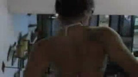 CHICA CALIENTE yendo A LA PLAYA