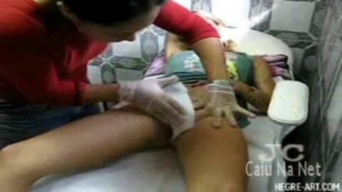 CHICA JOVEN AFEITANDOSE EL COÑO