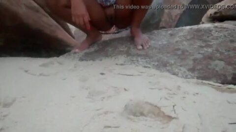 COÑO CALIENTE ORINANDO EN LA PLAYA.