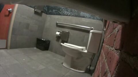 Cámara oculta en el baño de un bar
