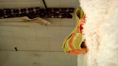 Cámara oculta graba a prima en el baño