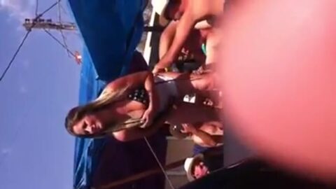 Camila Loirinha desnuda en una fiesta en público